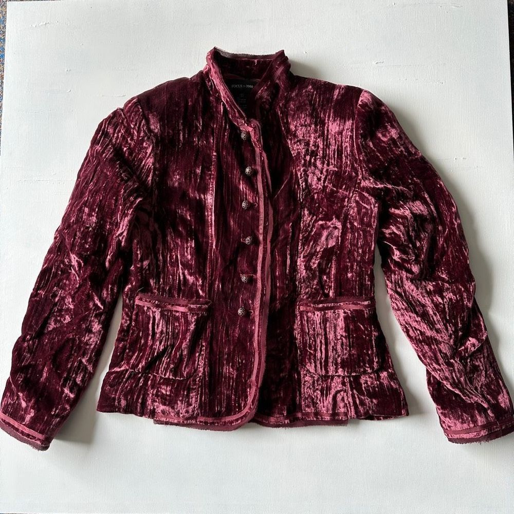 Vintage Crushed Velvet Blazer in
Burgundy red Focus 2000